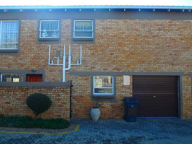 Townhouse for rent in Roodepoort