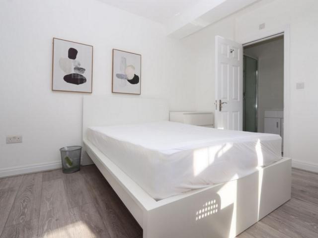 Room for rent in Clayhall, Greater London