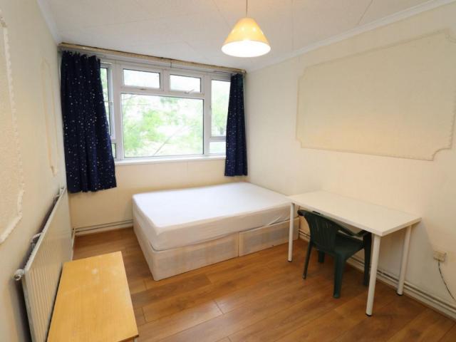 Room for rent in Poplar Grove, Greater London