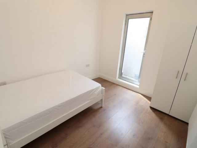 Room for rent in London Borough of Merton, Collier's Wood