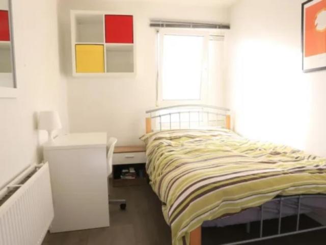 Room for rent in Poplar Grove, Greater London