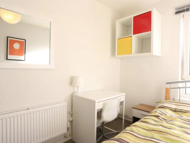 Room for rent in Poplar Grove, Greater London