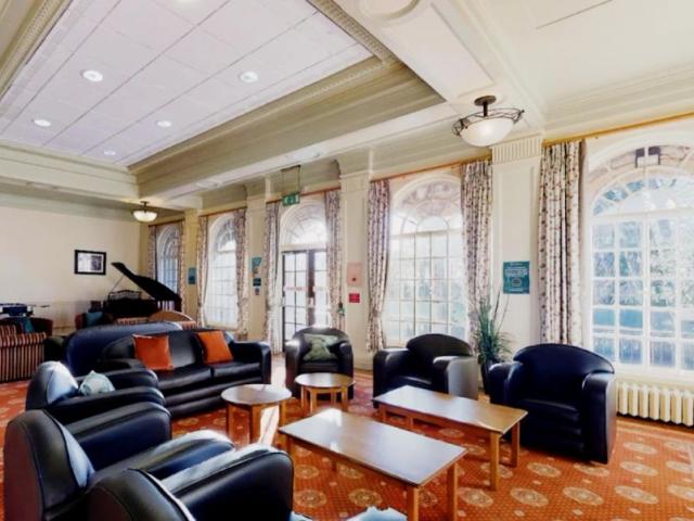 Room for rent in Weetwood, West Yorkshire