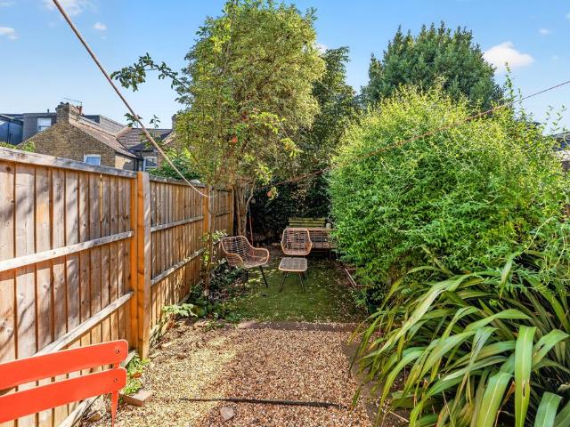 Apartment for rent in Furzedown, Greater London
