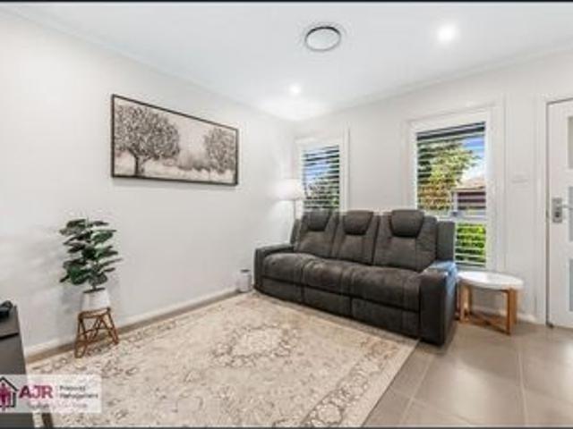 Townhouse for rent in Elara, Sydney