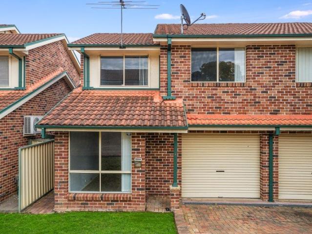 Townhouse for rent in Glenmore Park, Sydney