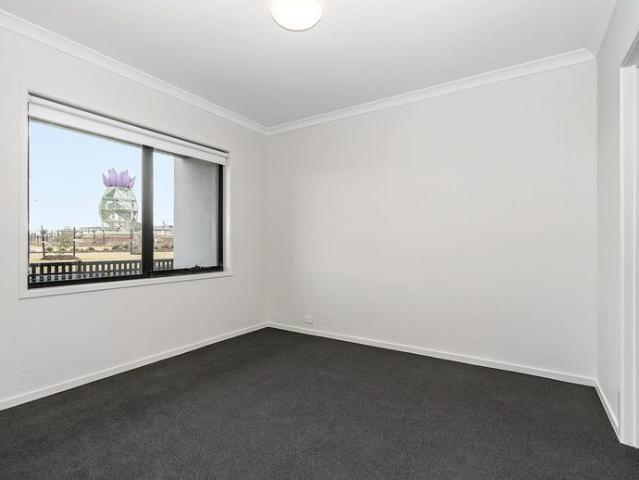 Townhouse for rent in Kinbrook, Melbourne
