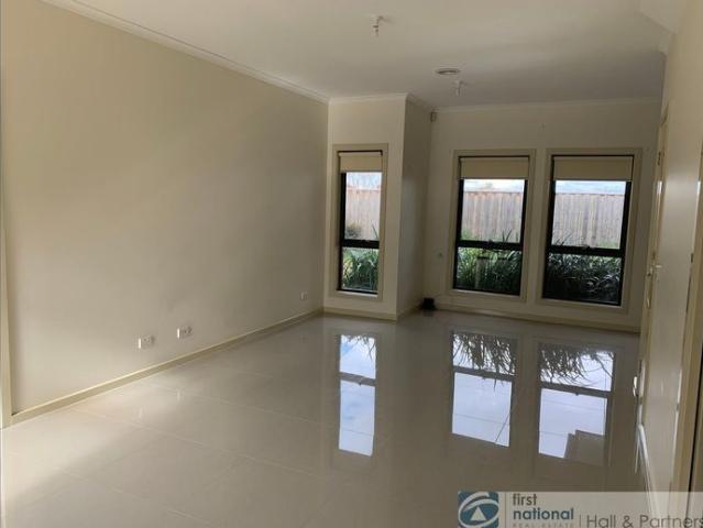 Townhouse for rent in Hemmings Street Shopping Centre, Melbourne