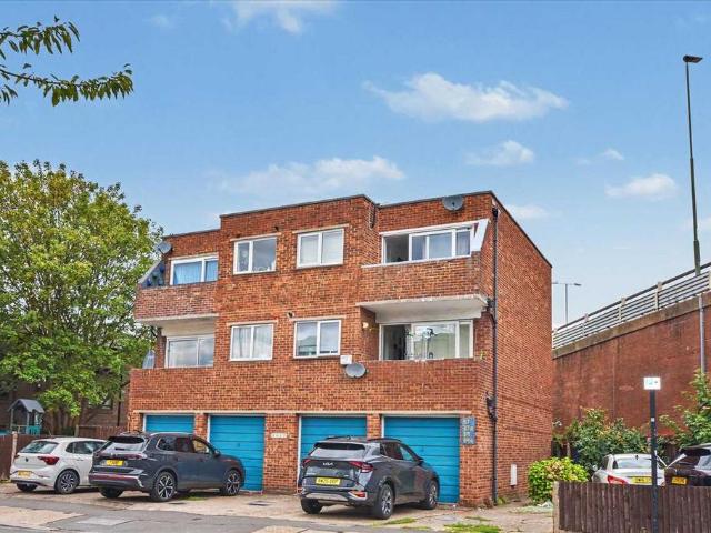 Apartment for rent in London Borough of Hounslow, Strand