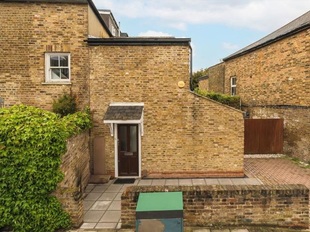 House for rent in London Borough of Hounslow, Strand