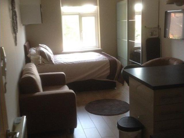 Studio for rent in Phippsville, Northampton