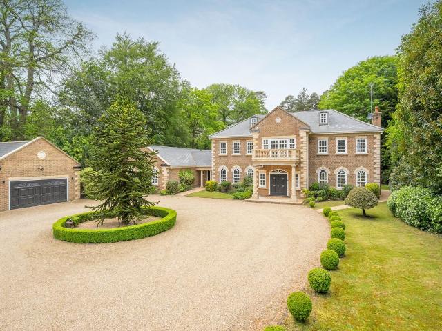 House for rent in Row Town, Surrey