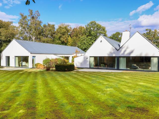 House for rent in Trumps Green, Runnymede