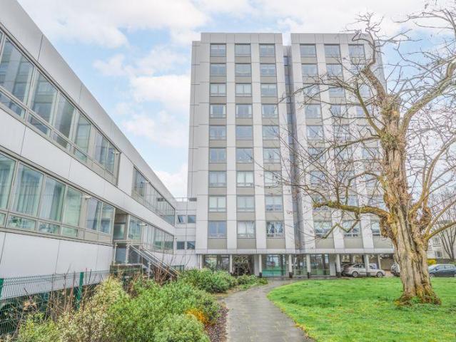 Apartment for rent in Blackhills, Surrey