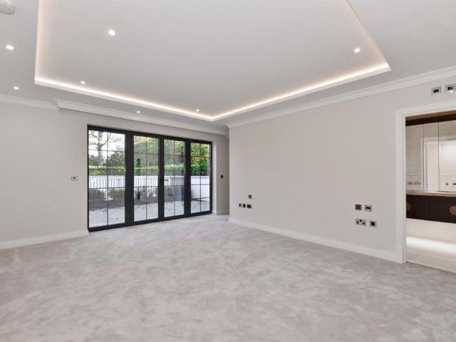 Apartment for rent in Holtspur, Knotty Green