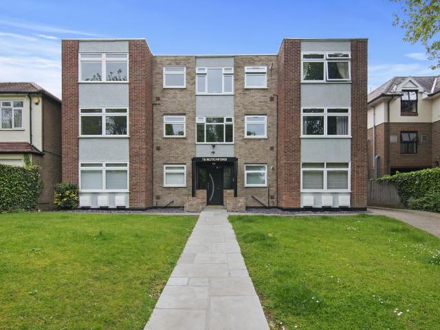 Apartment for rent in Bush Hill Park, Greater London