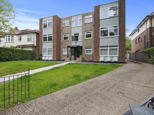 Apartment for rent in Bush Hill Park, Greater London