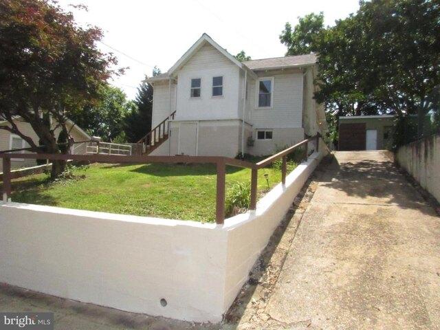 House for sale in Mount Rainier