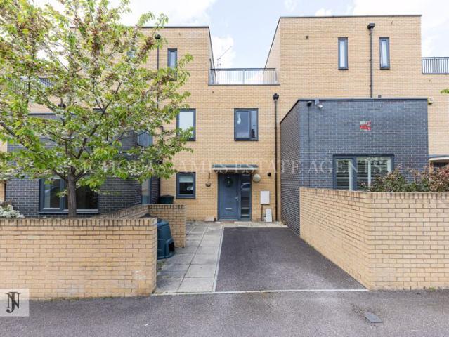 House for rent in New Southgate, Greater London