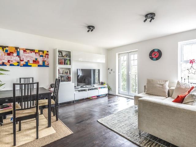 Apartment for rent in Widmore, Greater London