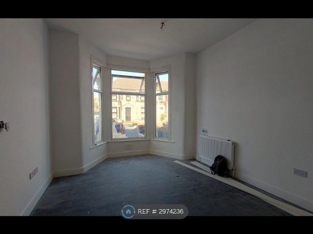 Apartment for rent in Seven Kings, Greater London