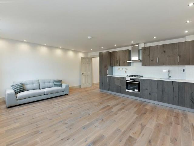 Apartment for rent in Walham Green, Greater London