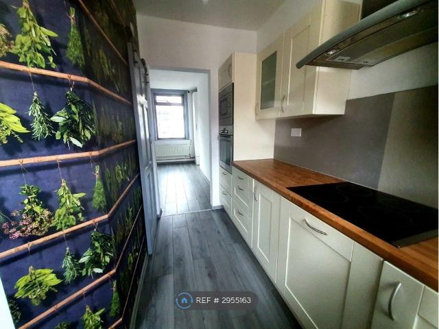 House for rent in Cutsyke, Castleford