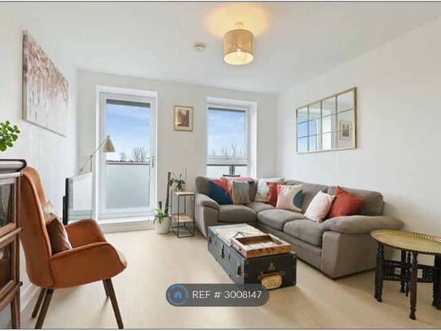 Apartment for rent in London Borough of Merton, Raynes Park