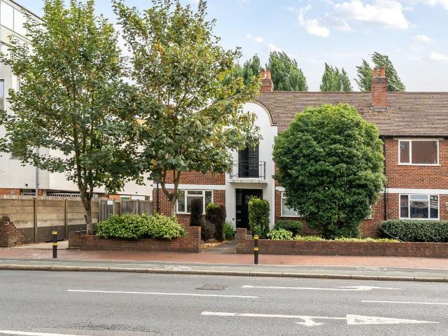 Apartment for rent in London Borough of Merton, Raynes Park