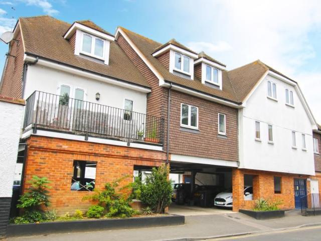 Apartment for rent in West Byfleet, Woking