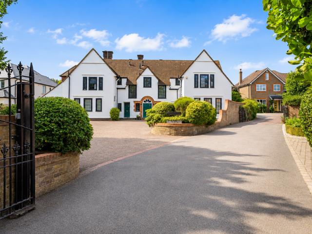 Apartment for rent in Hatching Green, Five Acres