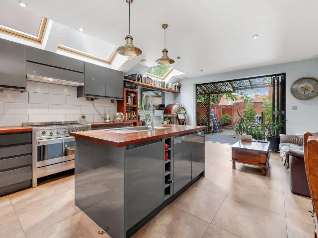House for rent in Harlesden, Greater London
