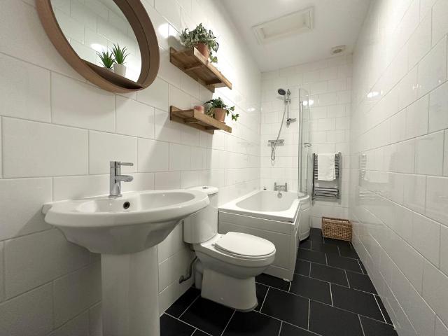 Apartment for rent in West End, Bare