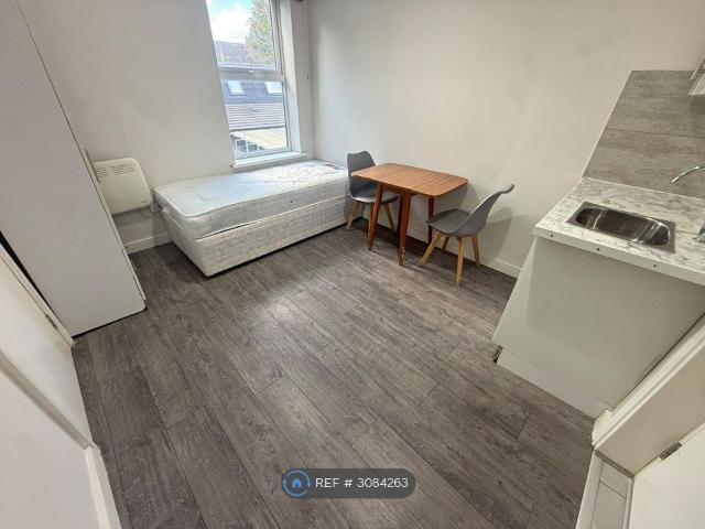 Studio for rent in London Borough of Ealing, Greater London