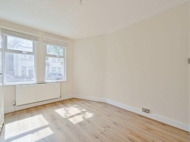 Apartment for rent in London Borough of Merton, Collier's Wood
