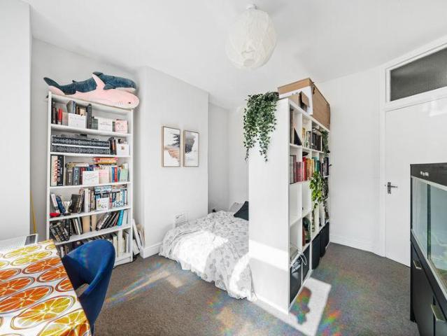 Apartment for rent in London Borough of Merton, Collier's Wood
