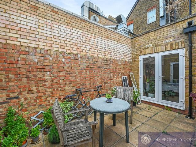 Apartment for rent in Duckett's Green, Greater London