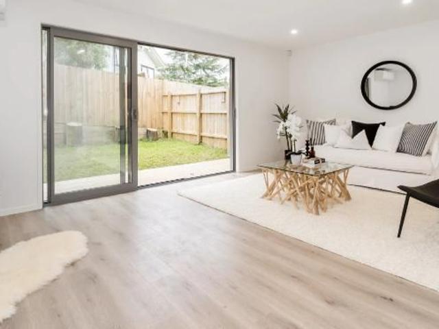 Townhouse for rent in Henderson-Massey, Rapanui
