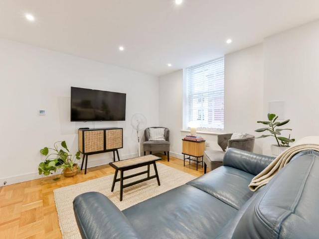 Apartment for rent in Samuel Lewis Trust Dwellings, Lisgar Terrace, Greater London