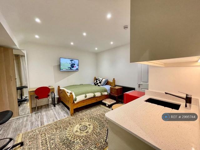 House for rent in London Borough of Ealing, Greater London