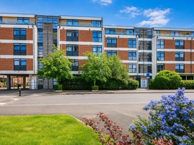 Apartment for rent in Blackhills, Surrey