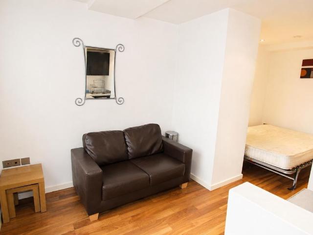 Studio for rent in Holbeck, West Yorkshire