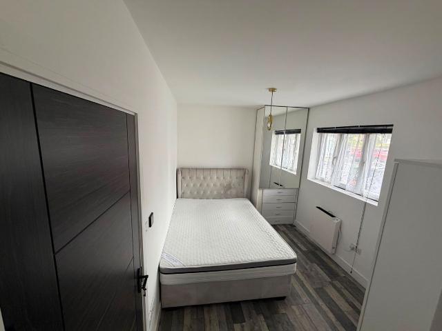 Apartment for rent in Marks Gate, Greater London