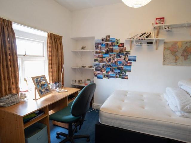 Room for rent in Castle and Priory Precinct, Bare