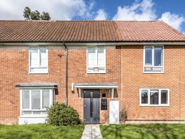 Apartment for rent in Little Stanmore, Greater London