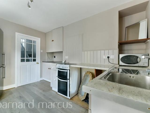 Apartment for rent in Furzedown, Greater London