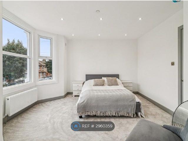 Apartment for rent in Furzedown, Greater London