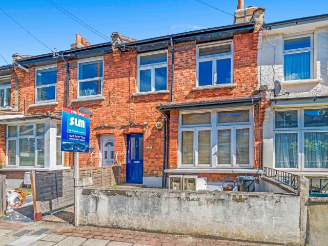 Apartment for rent in Furzedown, Greater London