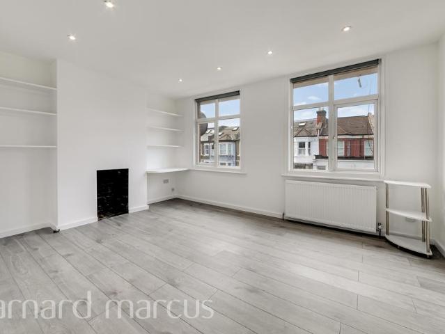 Apartment for rent in Furzedown, Greater London