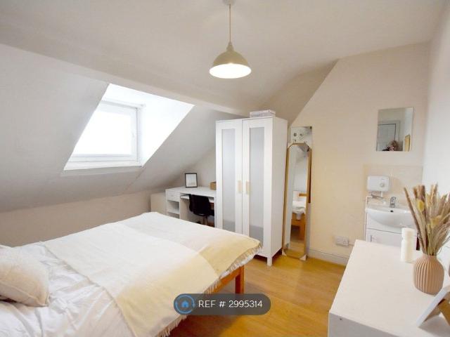 Room for rent in West End, Old Wharf